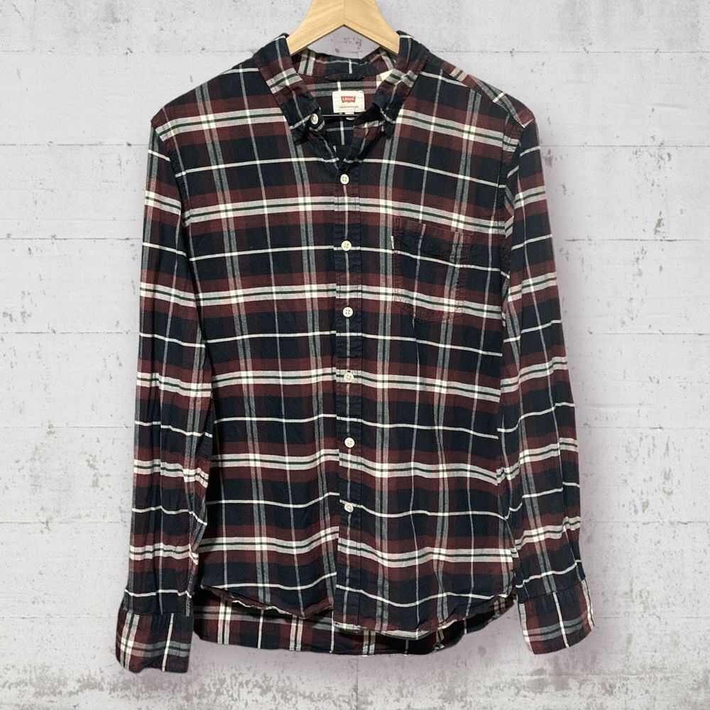 LEVI’S | Burgundy & Black Plaid Long Sleeve Collared Button Down Shirt Size M